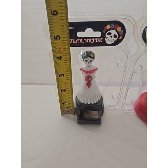 Solar Power Moving Day of the Dead Bride & Groom Decor Figures Black Size 4x2" - Picture 9 of 10